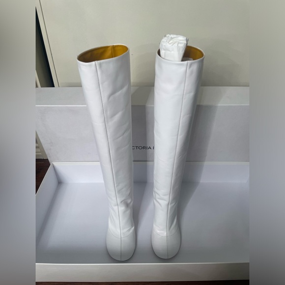 Victoria Beckham white boots - Picture 5 of 11